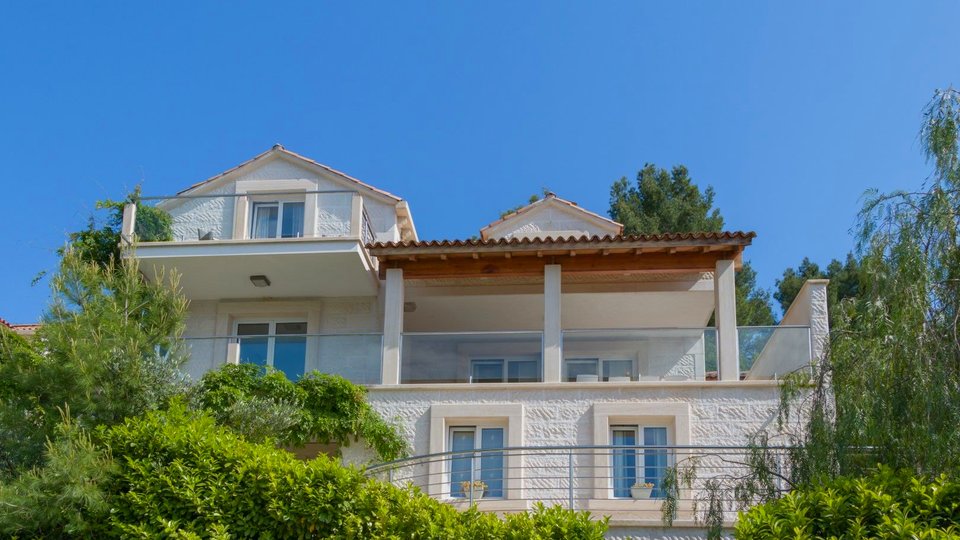 Dve luksuzni kamniti vili na edinstveni lokaciji ob morju na otoku Braču!