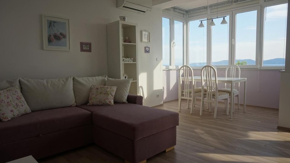 Apartmanska kuća s otvorenim pogledom na more na Omiškoj rivijeri!