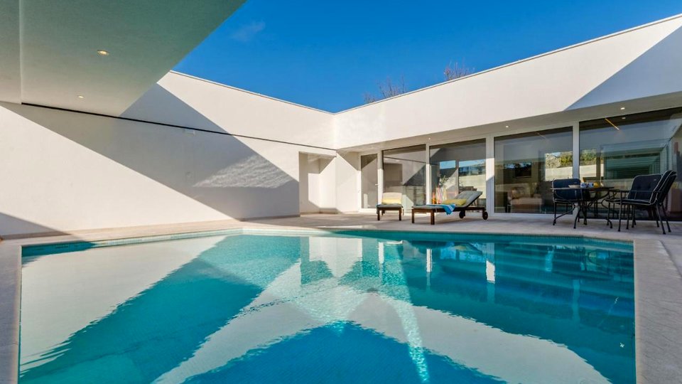 Neue Luxusvilla mit Pool auf der Insel Brač!