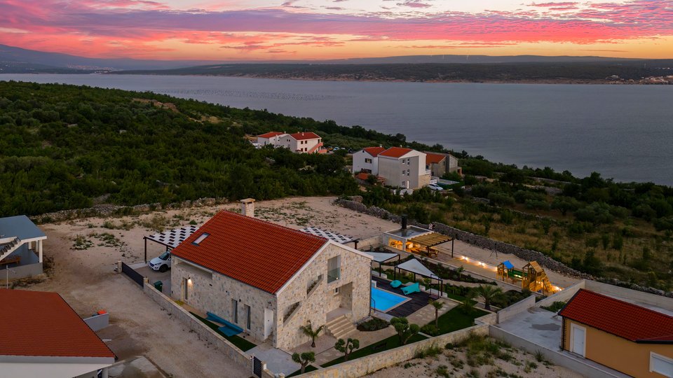 Eine wunderschöne Steinvilla mit unwiderstehlichem Blick auf das Meer in der Nähe von Zadar!