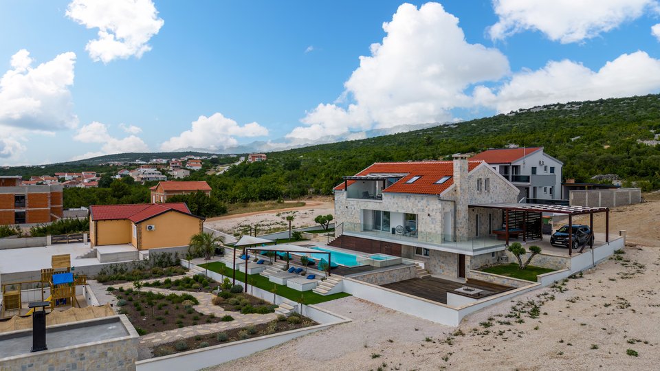 A beautiful stone villa with an irresistible view of the sea in the vicinity of Zadar!