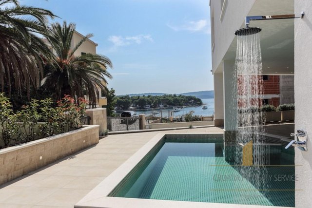 Luksuzna vila s bazenom i pogledom na more na otoku Čiovu!