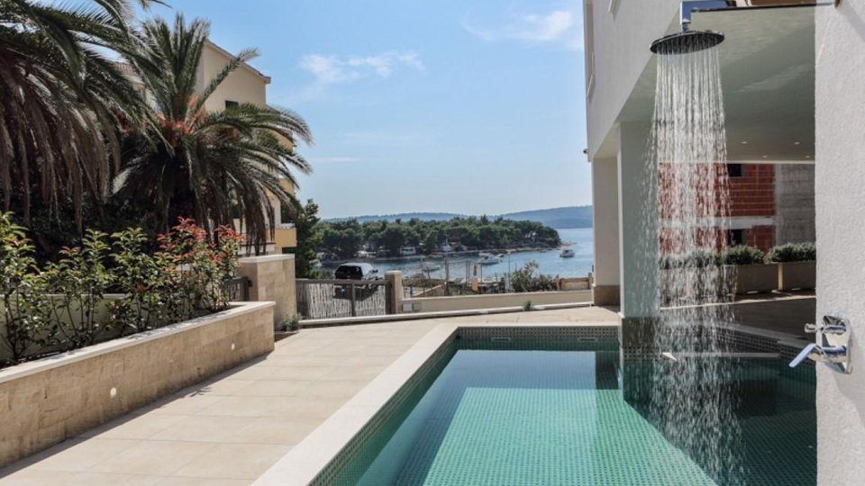 Luksuzna vila s bazenom i pogledom na more na otoku Čiovu!
