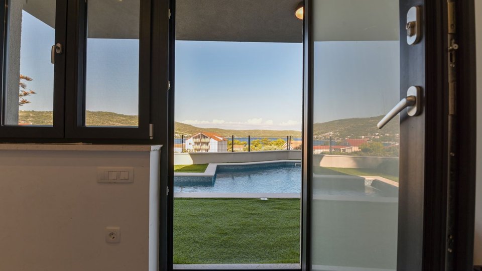 Красивая современная квартира с бассейном в 250 м от моря в окрестностях Трогира!
