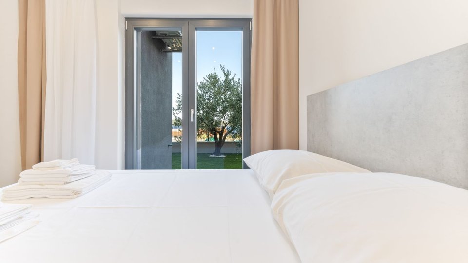 Schöne moderne Wohnung mit Pool 250 m vom Meer entfernt in der Nähe von Trogir!
