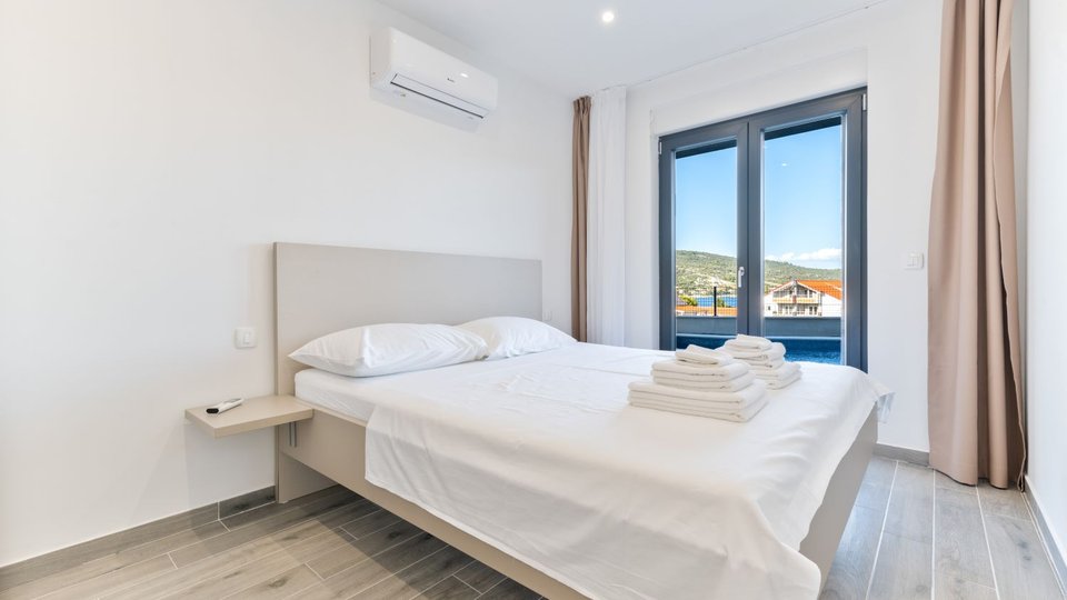 Čudovito moderno stanovanje z bazenom 250 m od morja v bližini Trogirja!