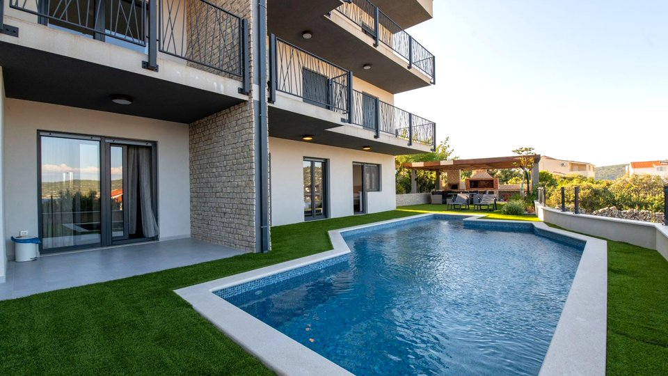 Schöne moderne Wohnung mit Pool 250 m vom Meer entfernt in der Nähe von Trogir!