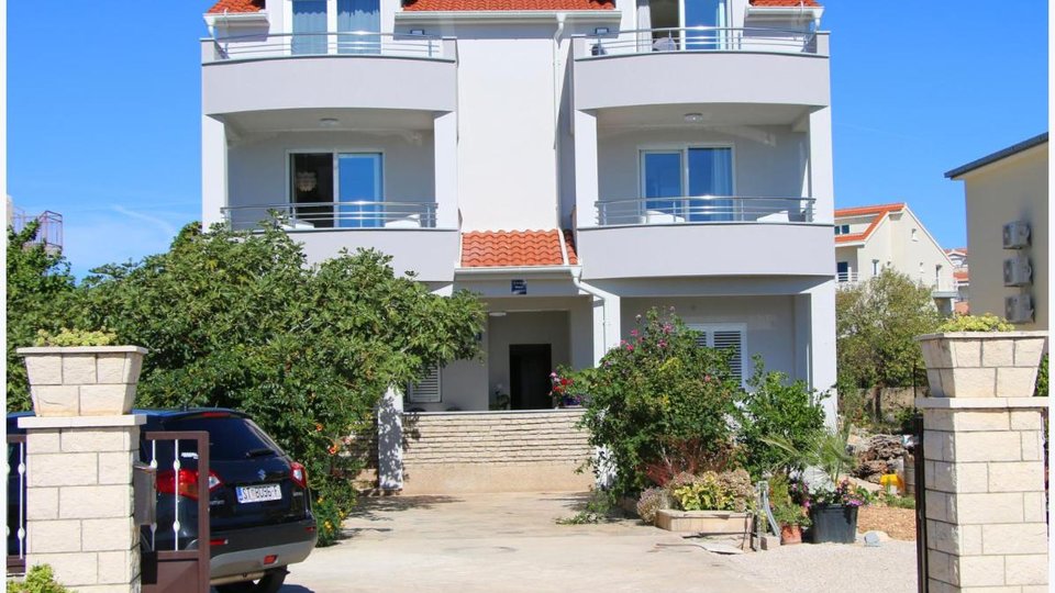 Wunderschöne Apartmentvilla, erste Reihe zum Meer in Rogoznica!