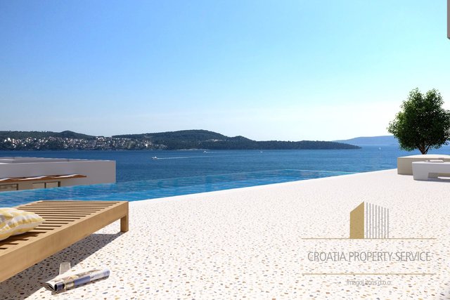 Otkrijte oazu mira i luksuza u srcu Trogira - raskošnu modernu vilu s prekrasnim pogledom na more.