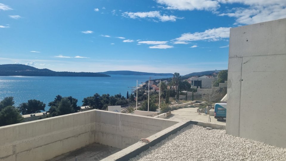 Odkrijte oazo miru in razkošja v srcu Trogirja - luksuzno sodobno vilo s čudovitim pogledom na morje.