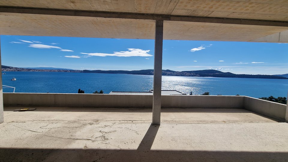 Scopri un'oasi di pace e lusso nel cuore di Trogir - una lussuosa villa moderna con una splendida vista sul mare.