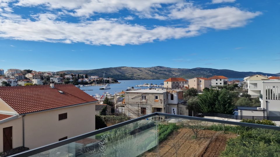 Attraktive Wohnung in einem modernen Neubau, 50 m  zum Meer in der Nähe von Trogir!
