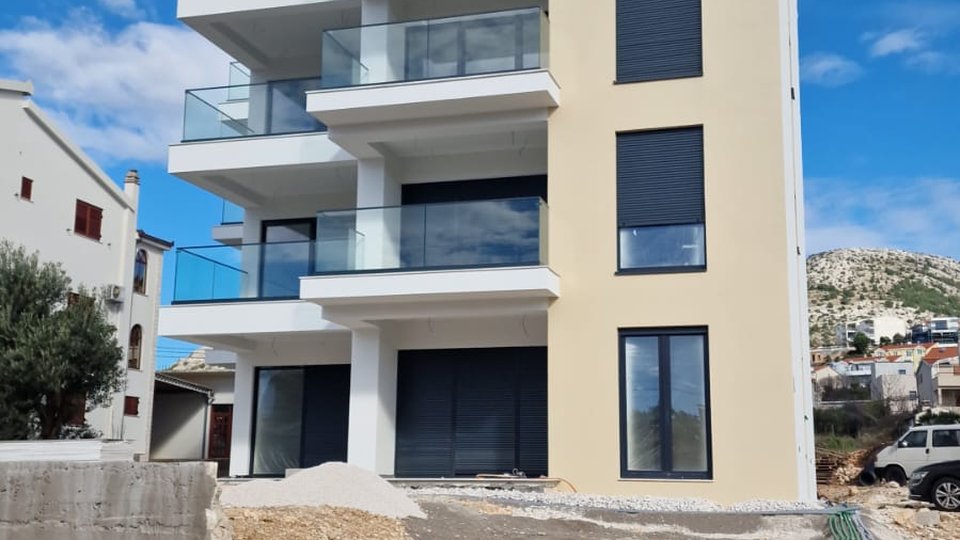 Atraktivno stanovanje v moderni novogradnji 50m od morja v bližini Trogirja!