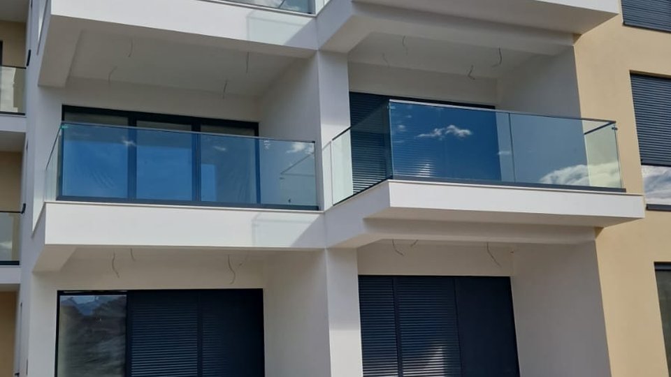 Attractive apartment in a modern new building 50 m from the sea near Trogir!
