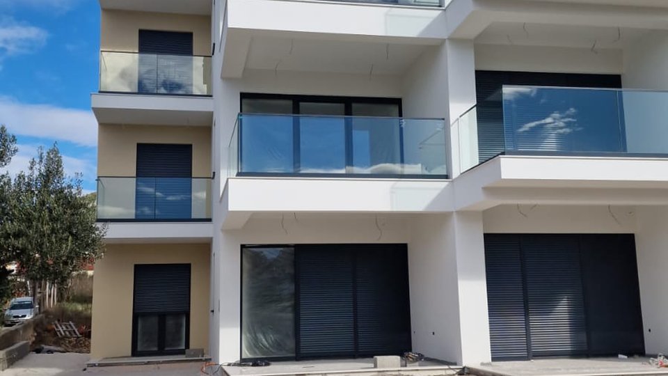 Atraktivno stanovanje v moderni novogradnji 50m od morja v bližini Trogirja!