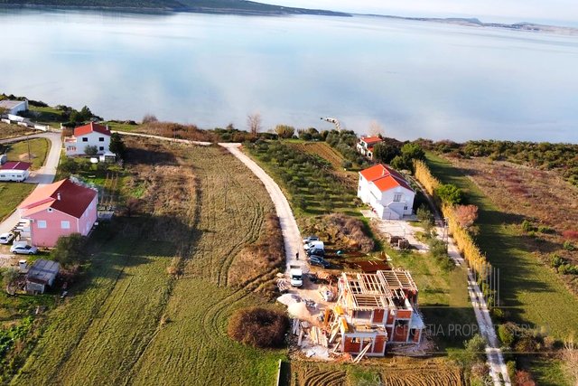 Luksuzna vila u izgradnji 100 m od mora u okolici Zadra!