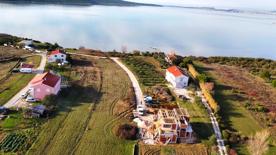 Luksuzna vila v gradnji 100 m od morja v bližini Zadra!