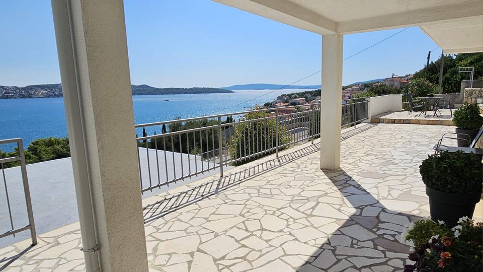 Eine wunderschöne Villa mit offenem Meerblick in der Nähe von Trogir!