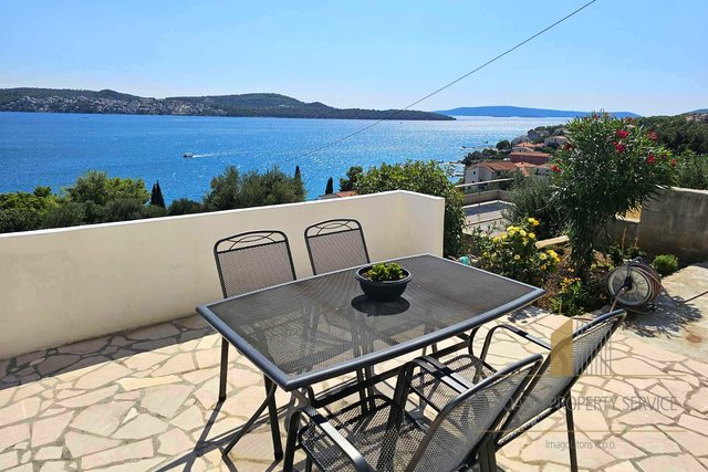 A beautiful villa with an open sea view in the vicinity of Trogir!