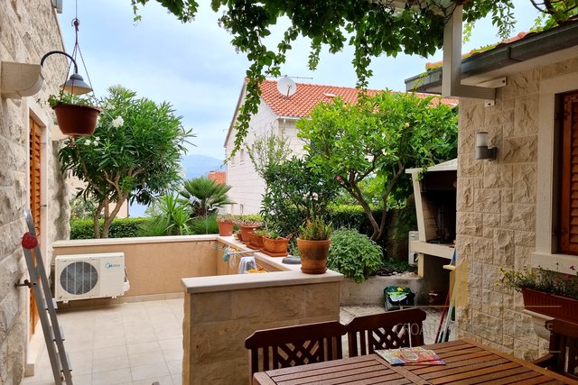 Apartment with a beautiful garden 150 m from the beach on the island of Brač!