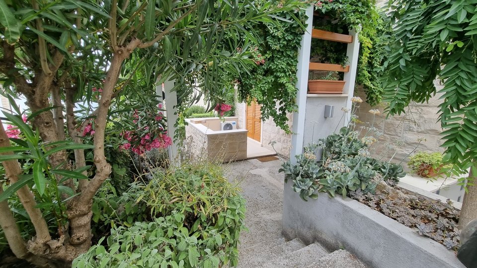 Квартира с прекрасным садом в 150 м от пляжа на острове Брач!