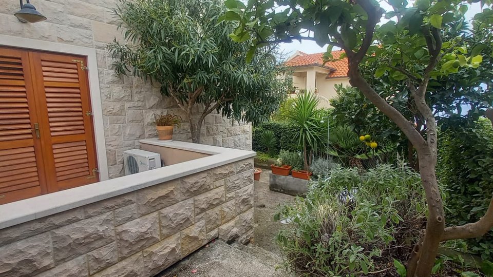 Apartment mit wunderschönem Garten 150 m vom Strand entfernt auf der Insel Brač!