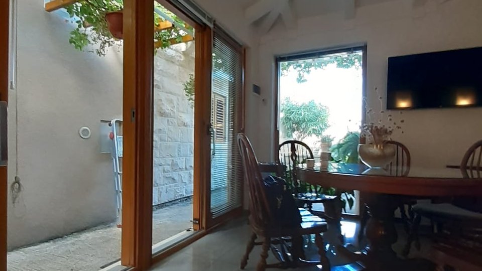 Apartment with a beautiful garden 150 m from the beach on the island of Brač!