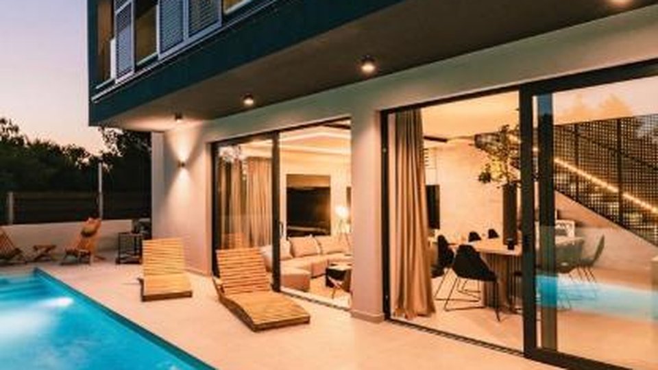 Luksuzna dizajnerska vila z bazenom 250 m od plaže - Vodice!