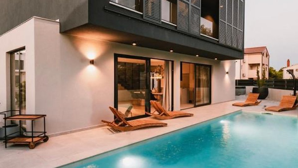 Luksuzna dizajnerska vila z bazenom 250 m od plaže - Vodice!