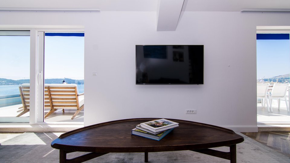 Двухэтажный пентхаус с очаровательным видом на море на Чиово!