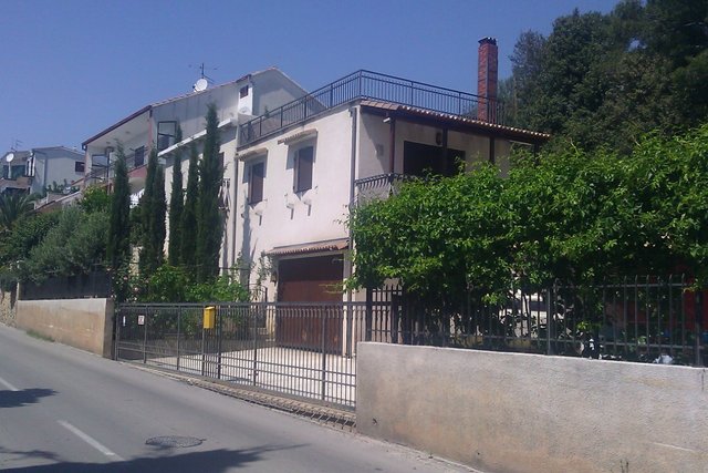Schones Haus befindet sich 50 Meter vom Meer entfernt im Halbinsel Ciovo!