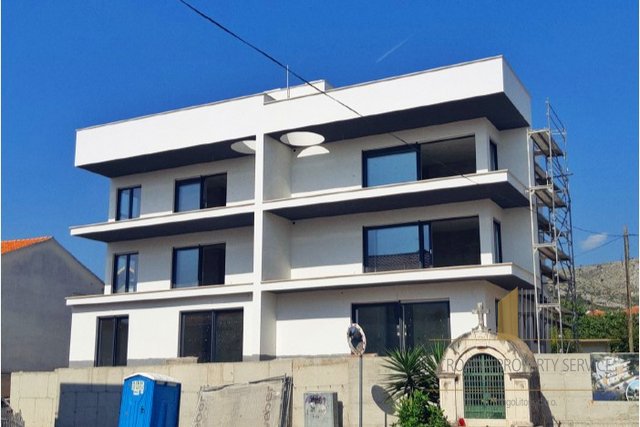 Luksuzni penthouse s krovnom terasom u centru Trogira!