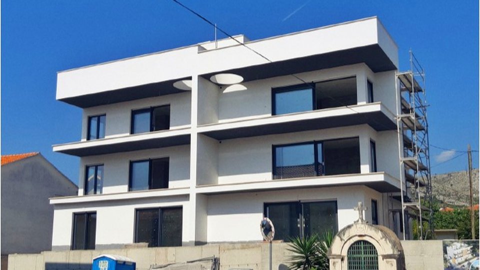 Luksuzno stanovanje v moderni novi stavbi v centru Trogirja!
