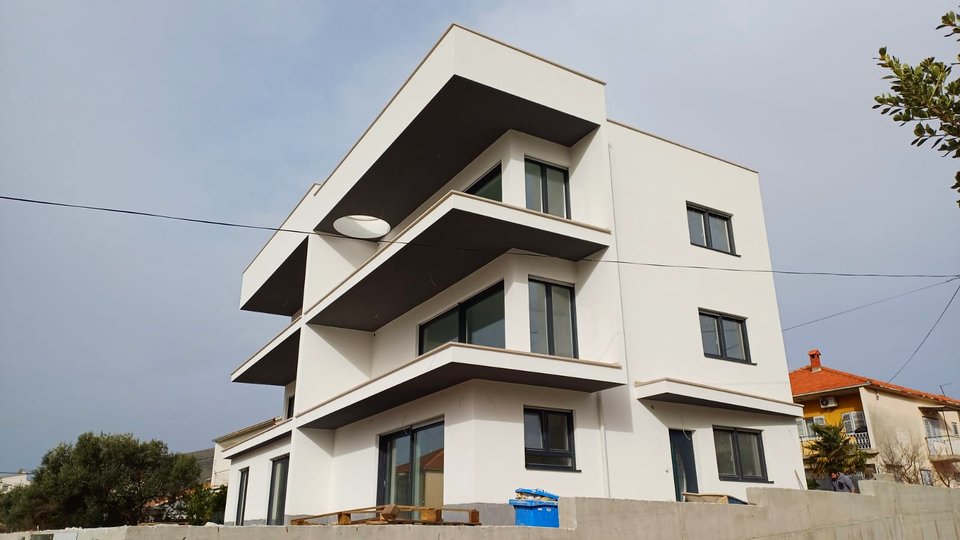 Luksuzno stanovanje v moderni novi stavbi v centru Trogirja!