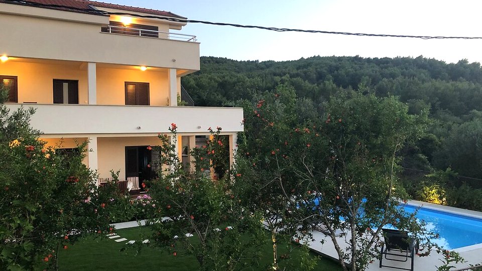 Beautiful villa with a pool 100 m from the sea on the island of Čiovo!
