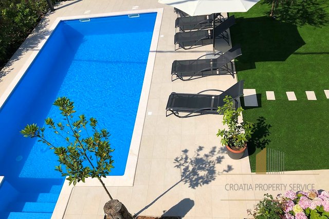 Beautiful villa with a pool 100 m from the sea on the island of Čiovo!