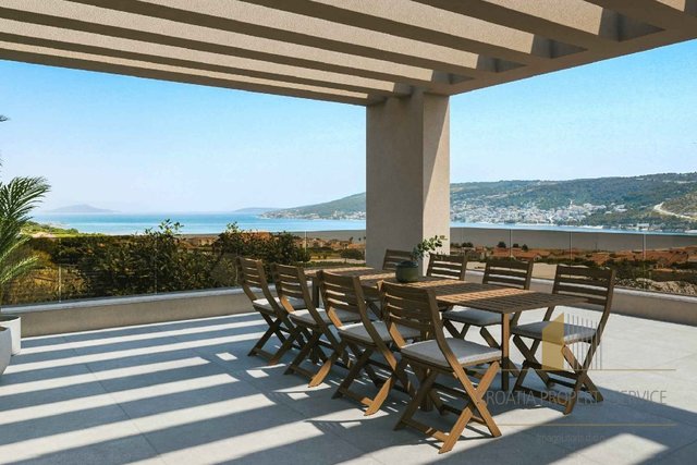 Atraktivno zemljišče z gradbenim dovoljenjem za šest vil - Trogir!