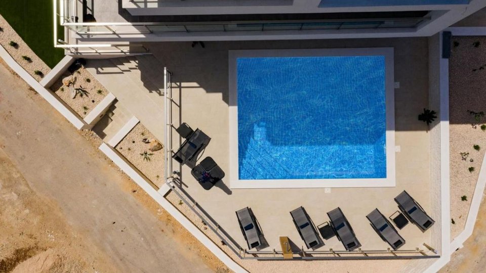 Wunderschöne Villa mit Pool, zweite Reihe zum Meer – Ražanj!