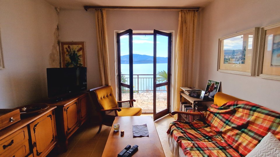 Ihre Oase der Ruhe am Adriatischen Meer: Haus zum Verkauf in erster Reihe am Meer in Komarna!