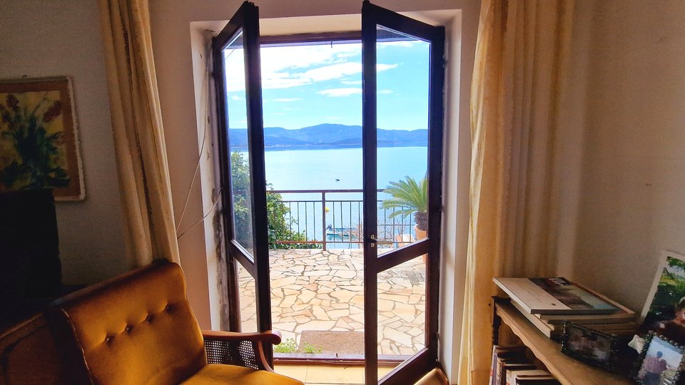 Vaša oaza mira uz Jadransko more: Prodaja kuće u prvom redu uz more u Komarni!