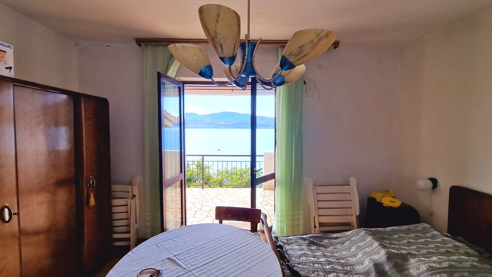 Ihre Oase der Ruhe am Adriatischen Meer: Haus zum Verkauf in erster Reihe am Meer in Komarna!