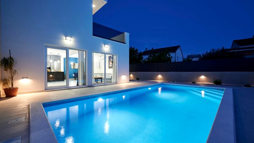 Prekrasna luksuzna vila s bazenom – Kaštela!