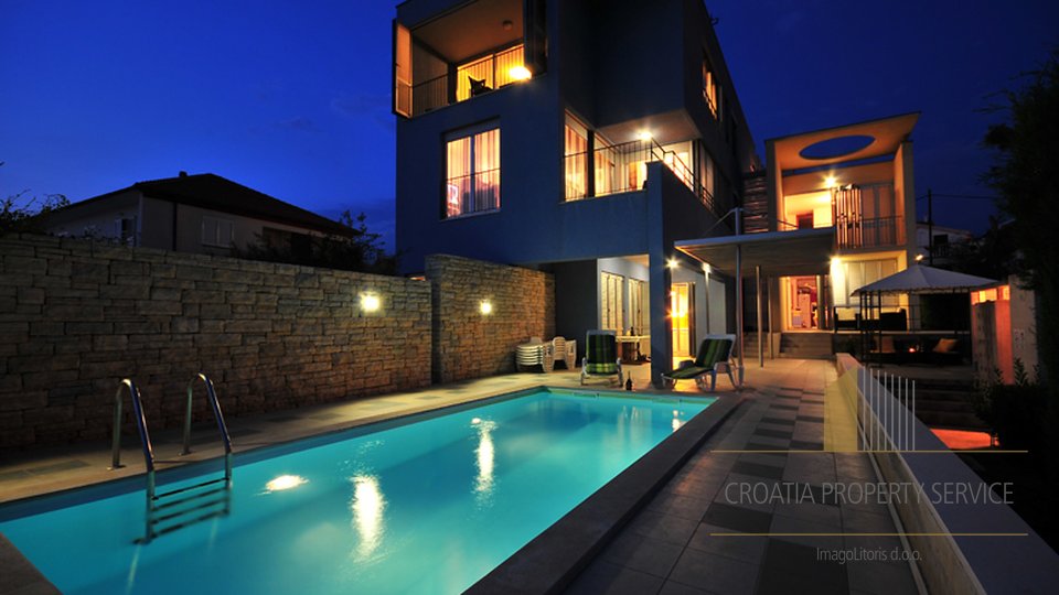 LUXURIOUS APARTMENT VILLA WITH POOL FIRST ROW TO THE SEA, ZADAR AREA!