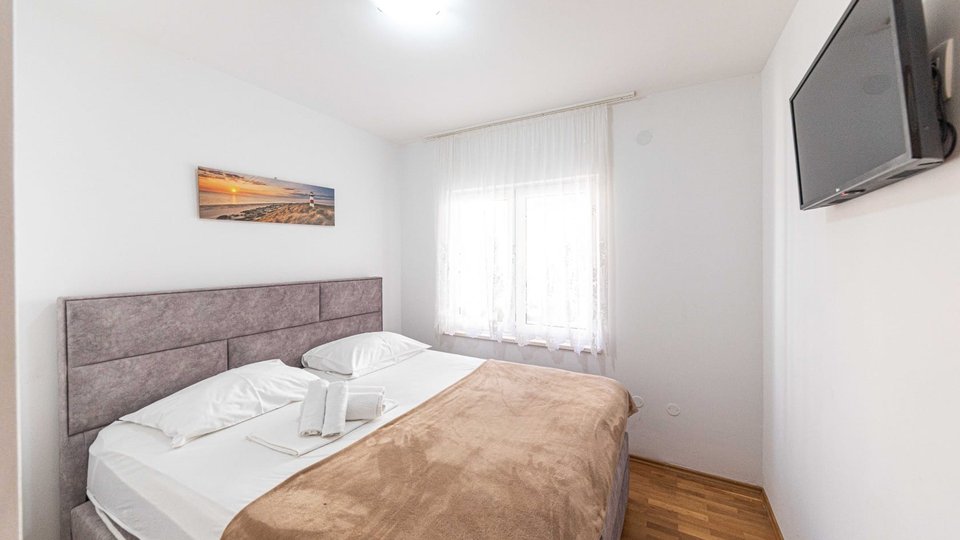 Wunderschönes Apartmenthaus mit Meerblick in Kaštel Lukšić!