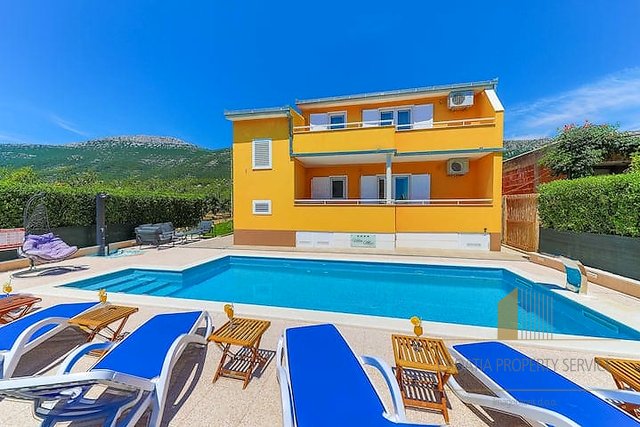 Prekrasna apartmanska kuća s pogledom na more u Kaštel Lukšiću!