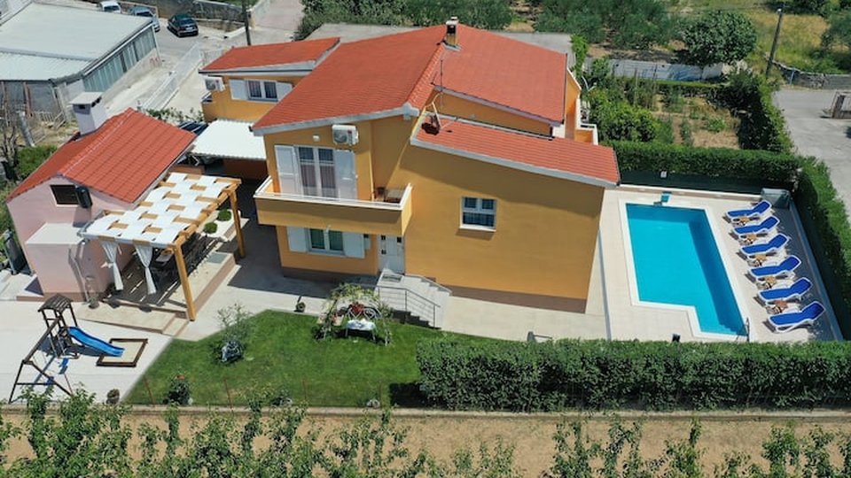 Čudovita apartmajska hiša s pogledom na morje v Kaštel Lukšiću!