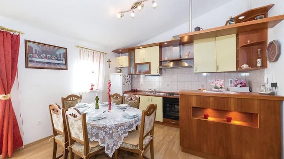 Wunderschönes Apartmenthaus mit Meerblick in Kaštel Lukšić!