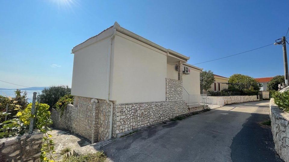 Wunderschönes Apartmenthaus in zweiter Reihe zum Meer in der Nähe von Trogir!