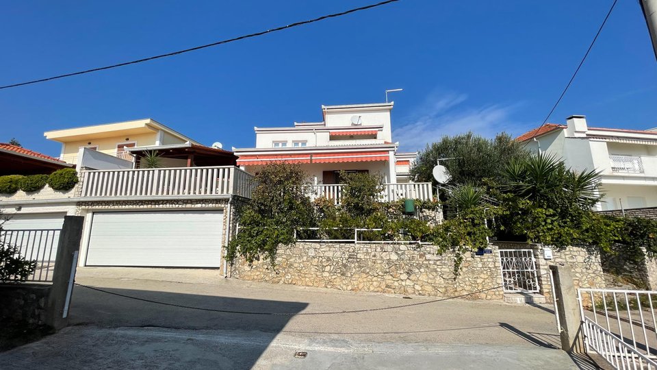 Prekrasna apartmanska kuća drugi red do mora u okolici Trogira!