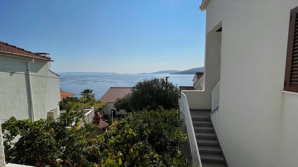 Čudovita apartmajska hiša druga vrsta do morja v bližini Trogirja!
